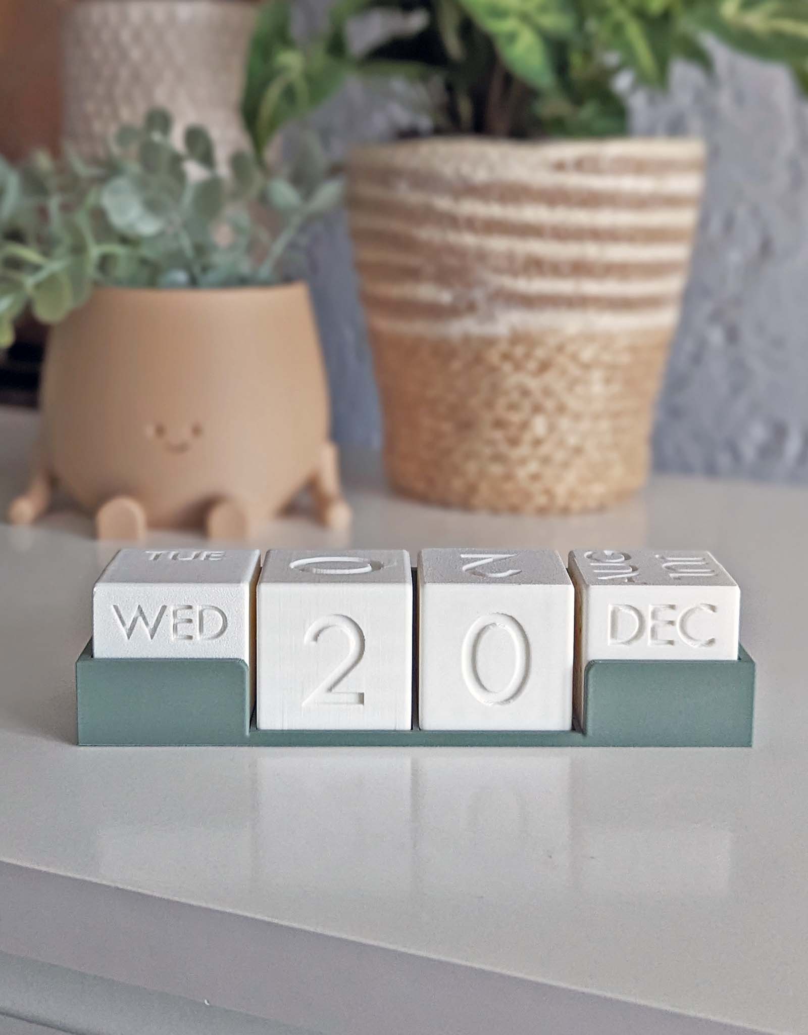 Perpetual desk calendar