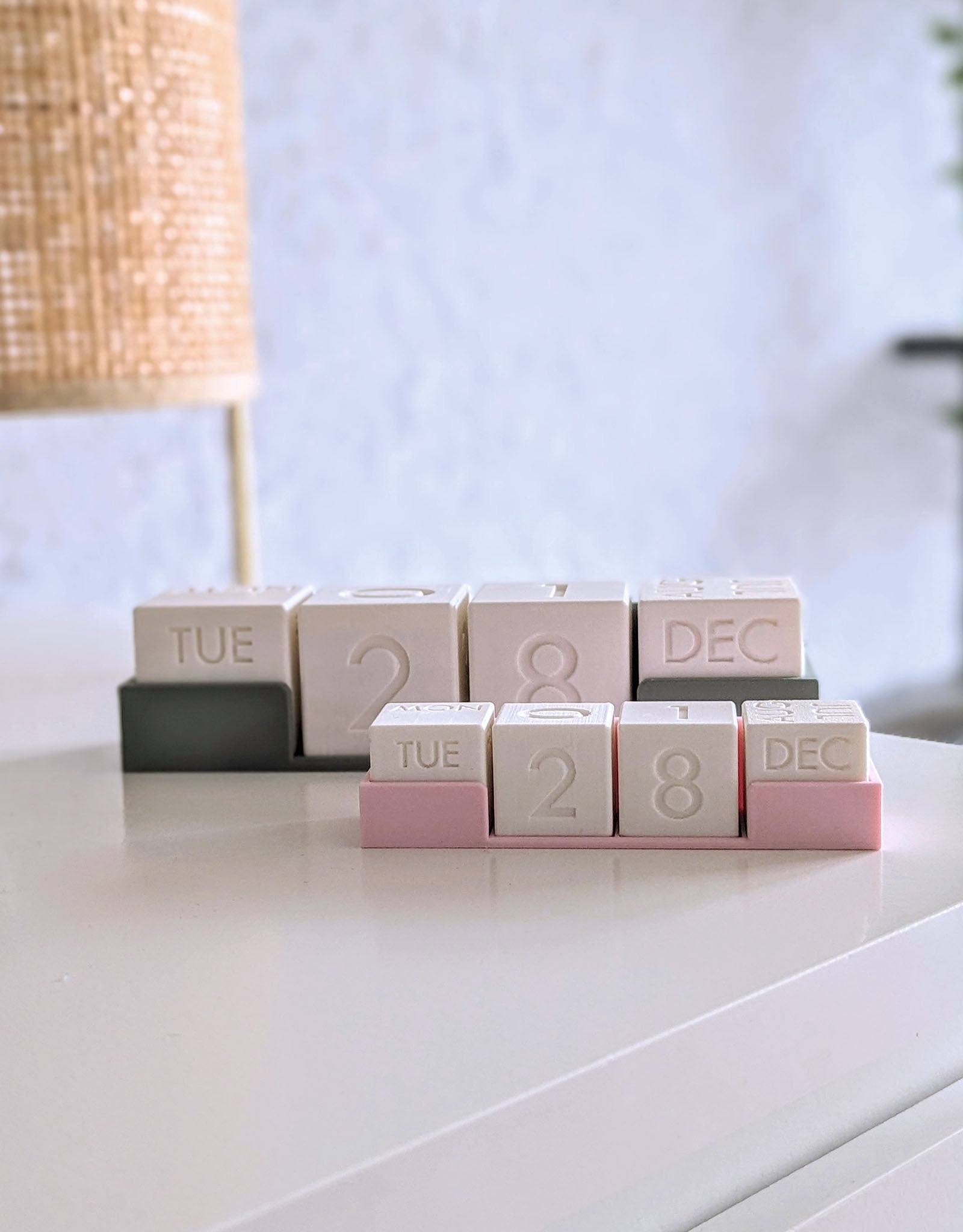 Perpetual desk calendar