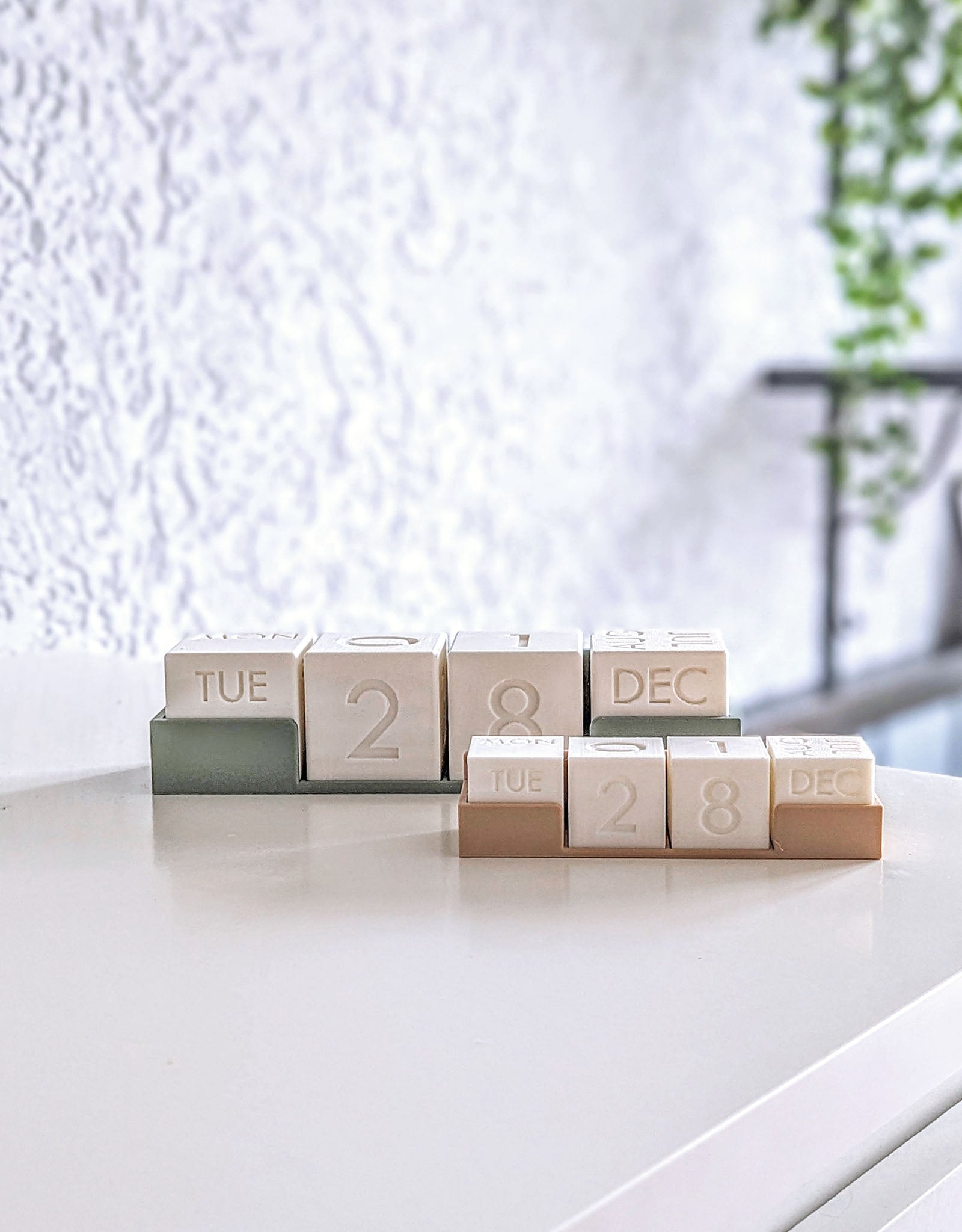 Perpetual desk calendar
