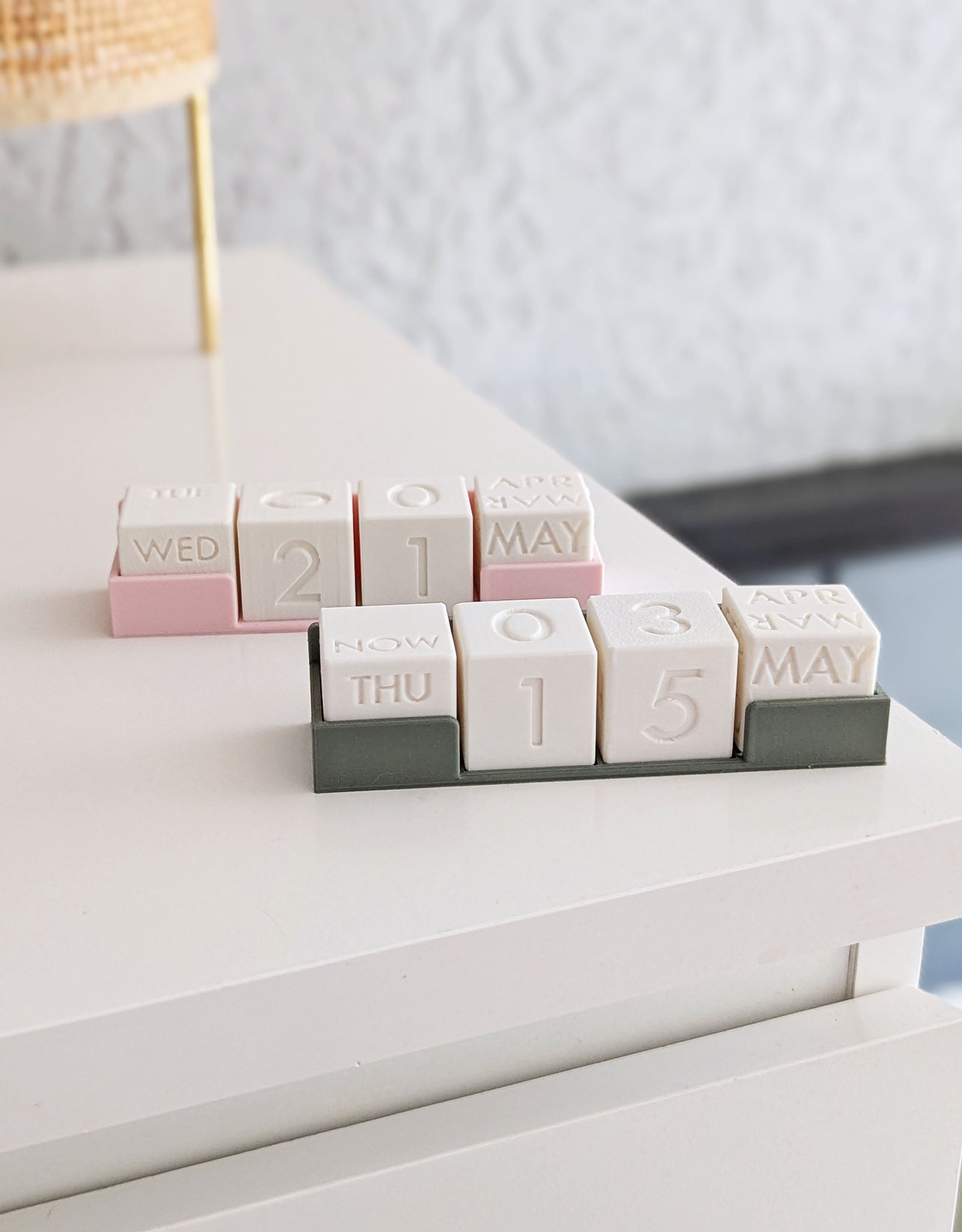 Perpetual desk calendar