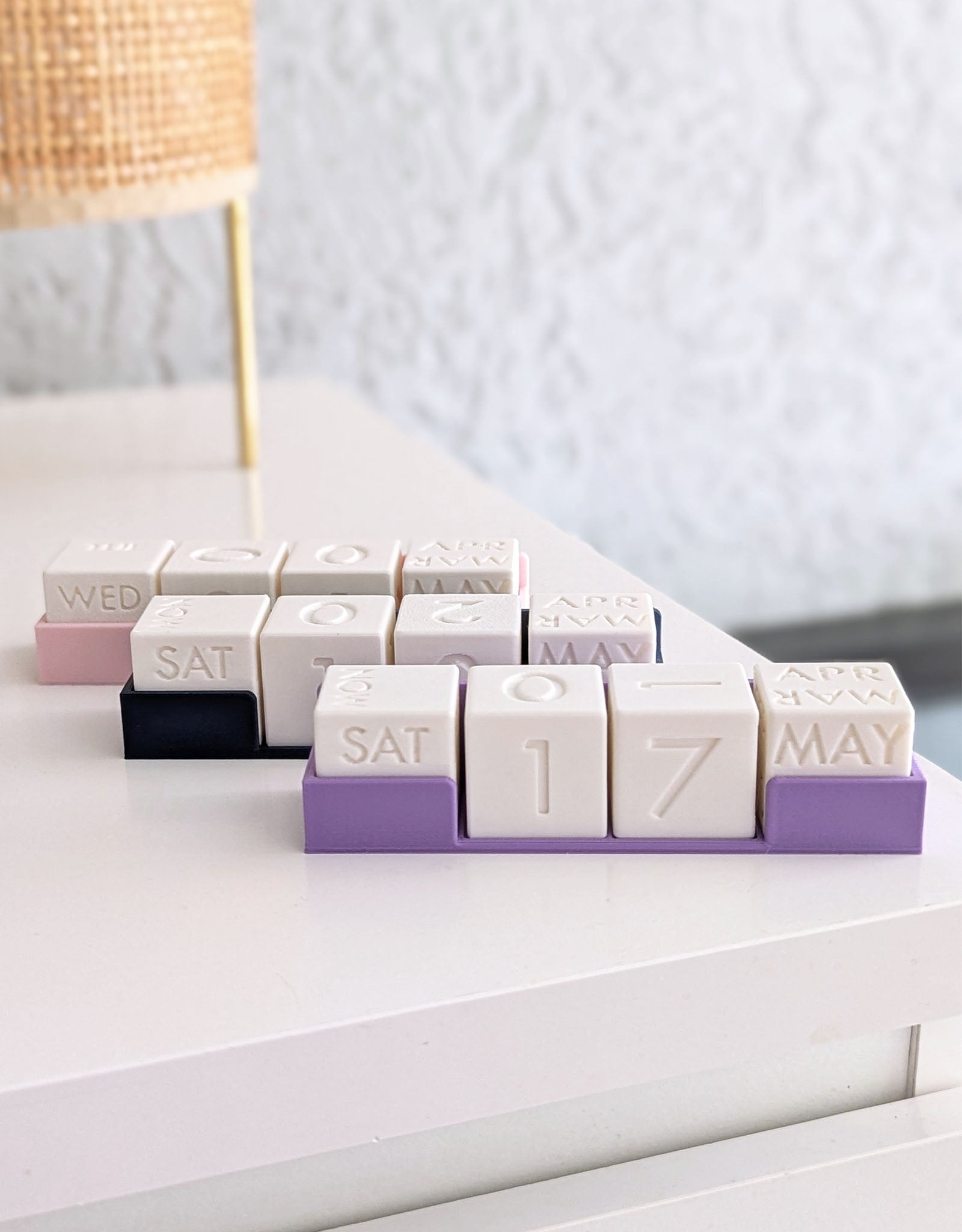 Perpetual desk calendar