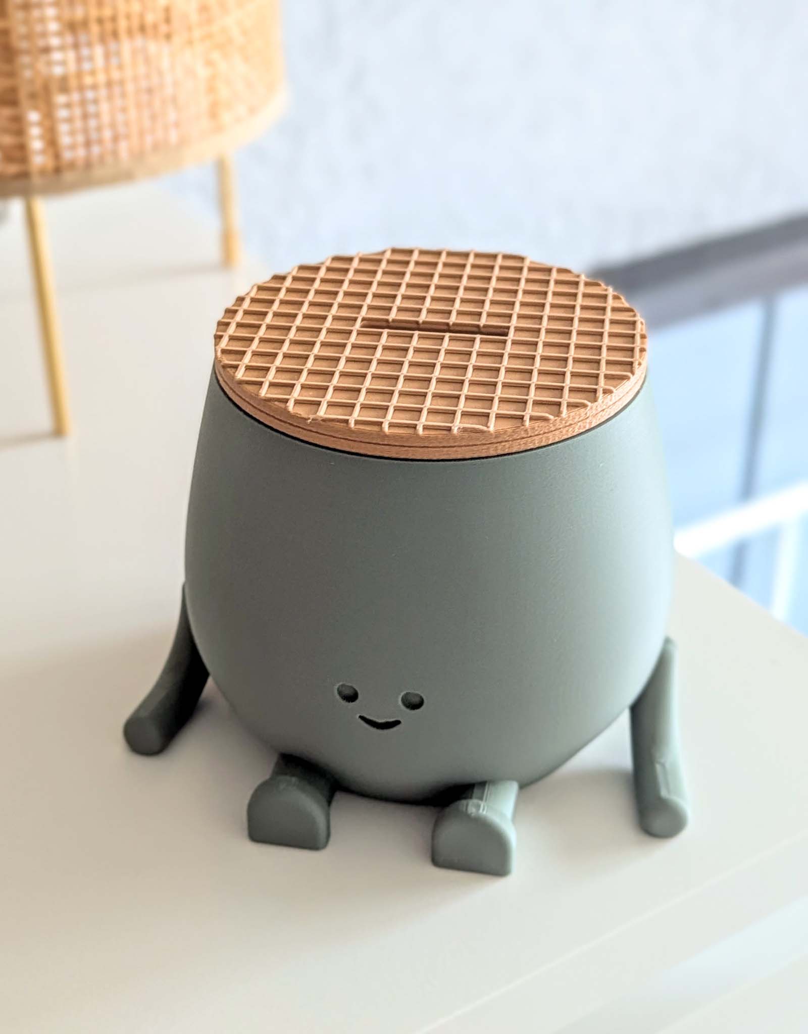Dark green piggy bank featuring an adorable smile and a lid designed to look just like a traditional stroopwafel, that famous Dutch treat everyone loves.